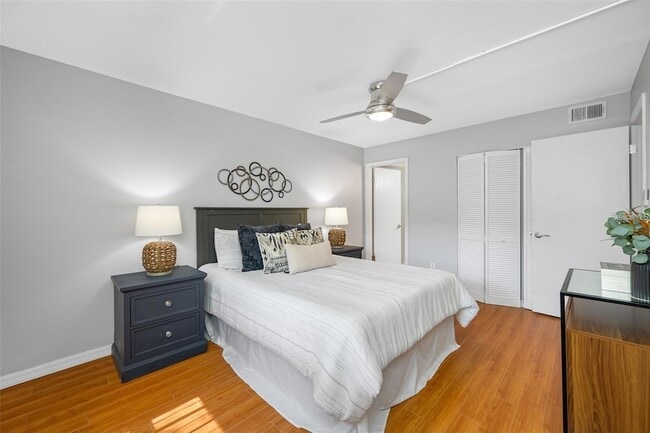 Building Photo - 1100 E Bay Dr