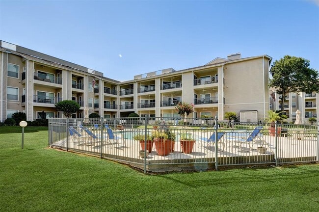 Building Photo - 12600 Melville Dr