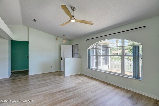 Building Photo - 243 Dickens Ave