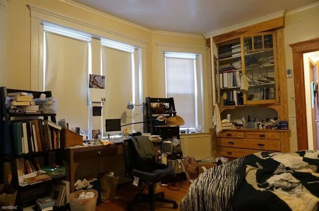 Building Photo - Brookline 4bed / 2bath available September 2026