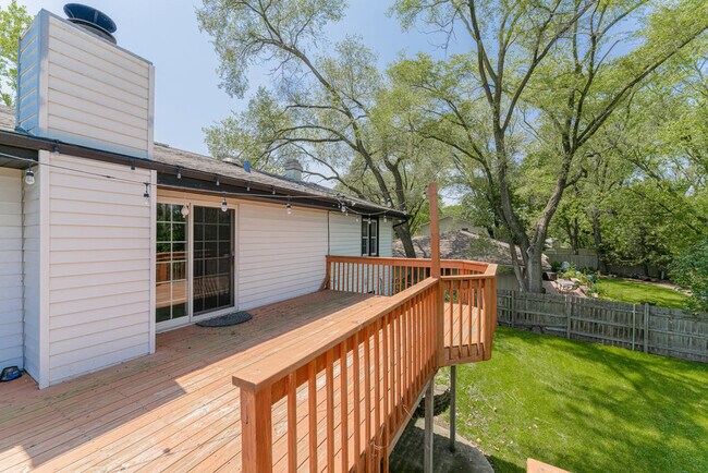 Building Photo - 21W458 Buckingham Rd