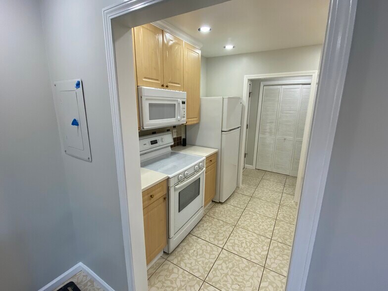 Building Photo - 515 Basswood Ave