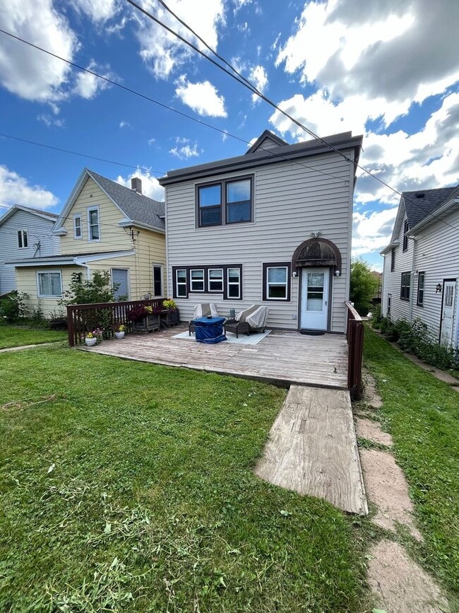 Building Photo - 3+ Bedroom / 2 Bath Single Family Home!