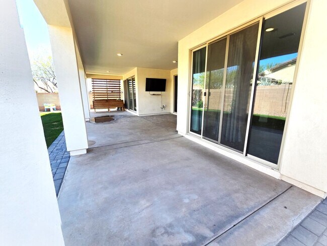 Building Photo - Stunning 3 bedroom with a flex room 2 baths