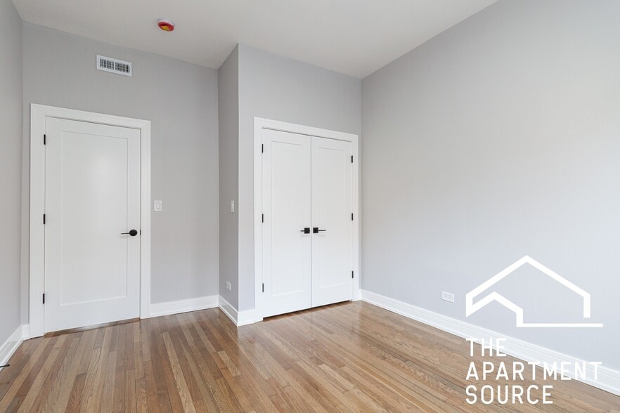 Building Photo - 3840 N Wilton Ave