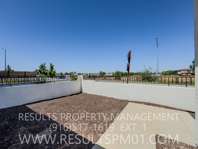 Building Photo - Antelope 3 Bed 2.5  Bath Beauty