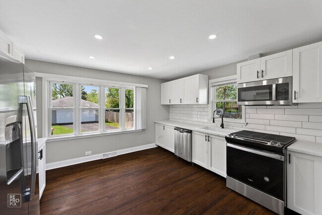 Building Photo - Gorgeous 3 Bedroom Home in Wauconda!