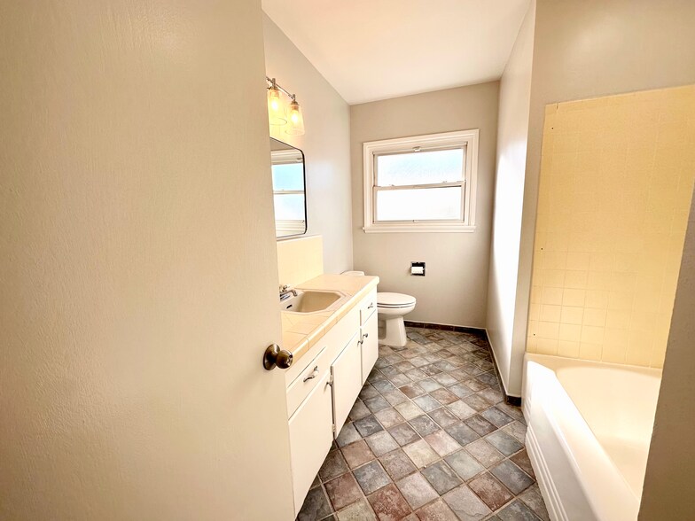 Building Photo - 10662 Shoshone Ave