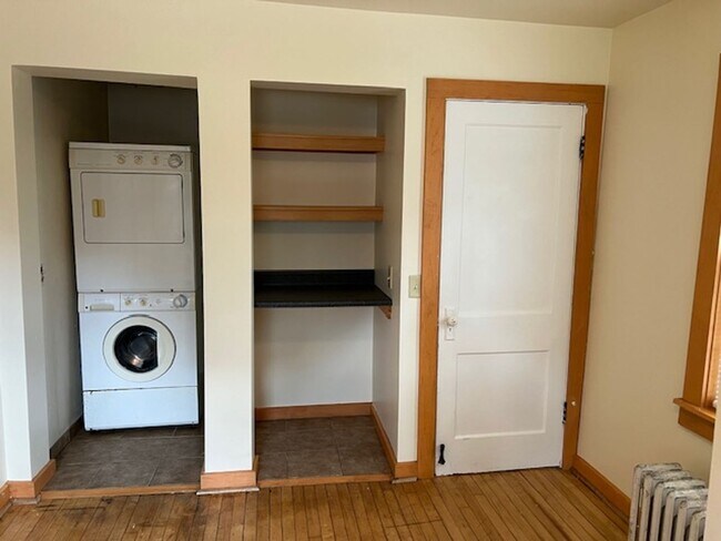 Building Photo - 2 Bedroom / 1 1/2 bath in Lake neighborhood