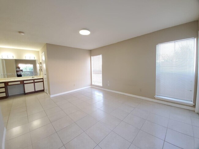 Building Photo - 833 Riverside Dr