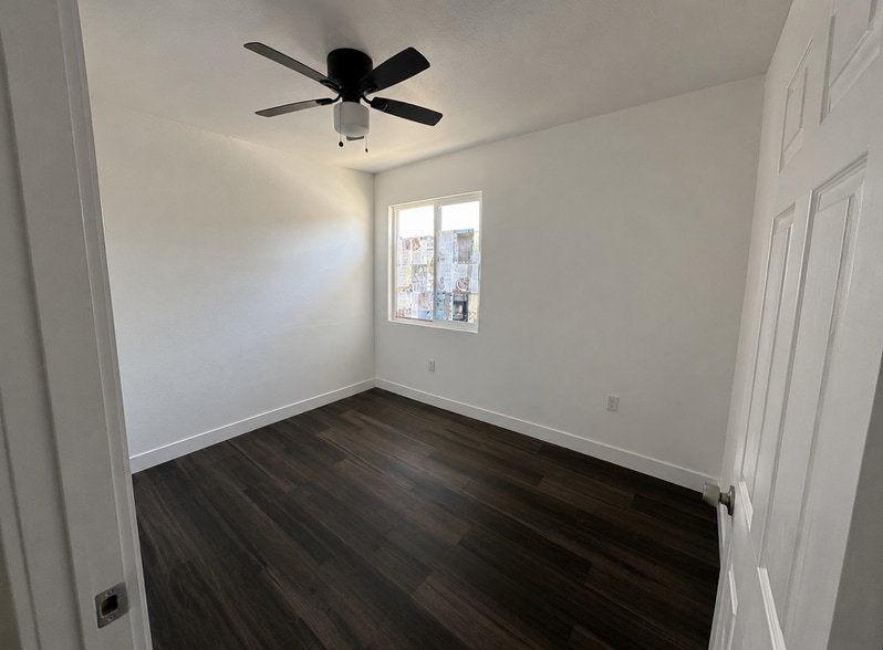 Building Photo - 415 Iona Dr
