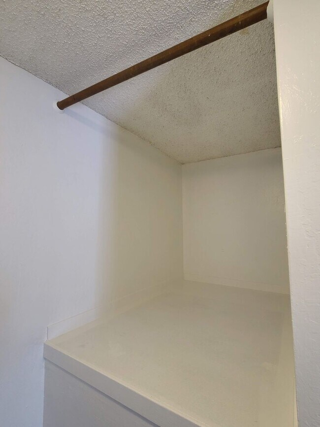 Building Photo - UPDATED RENTAL IN SACRAMENTO!