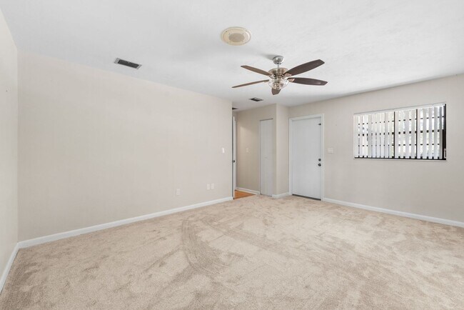 Building Photo - Spacious Pool Home in Desirable NW Gainesville
