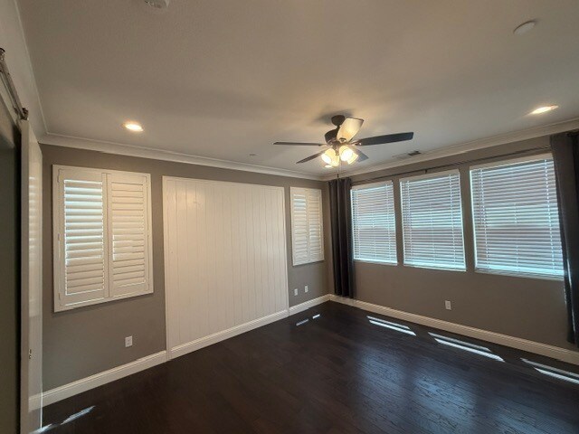 Building Photo - Gorgeous 3 Bedroom 3 Bathroom Plus Loft Area Home