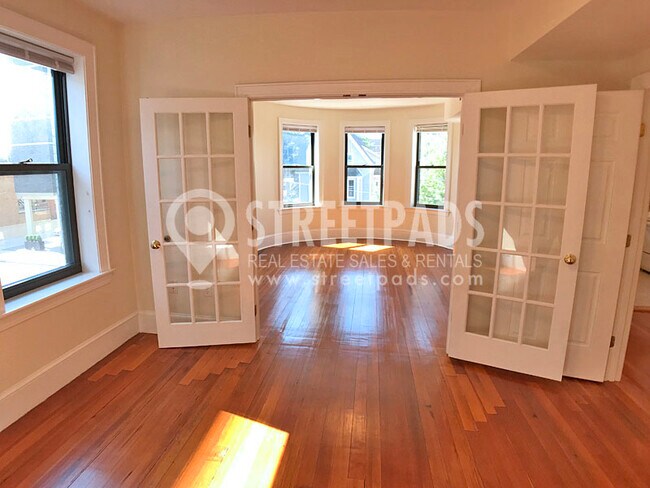 Building Photo - 881 Massachusetts Ave