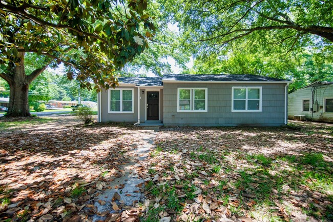 Building Photo - ** 3 Bed 1 Bath located in Forrest Hills *...