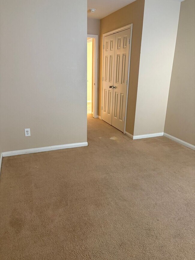 Building Photo - AVAILABLE NOW!