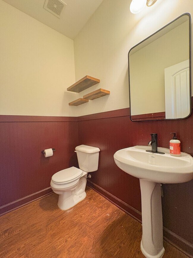 Building Photo - 829 Bellingham Way