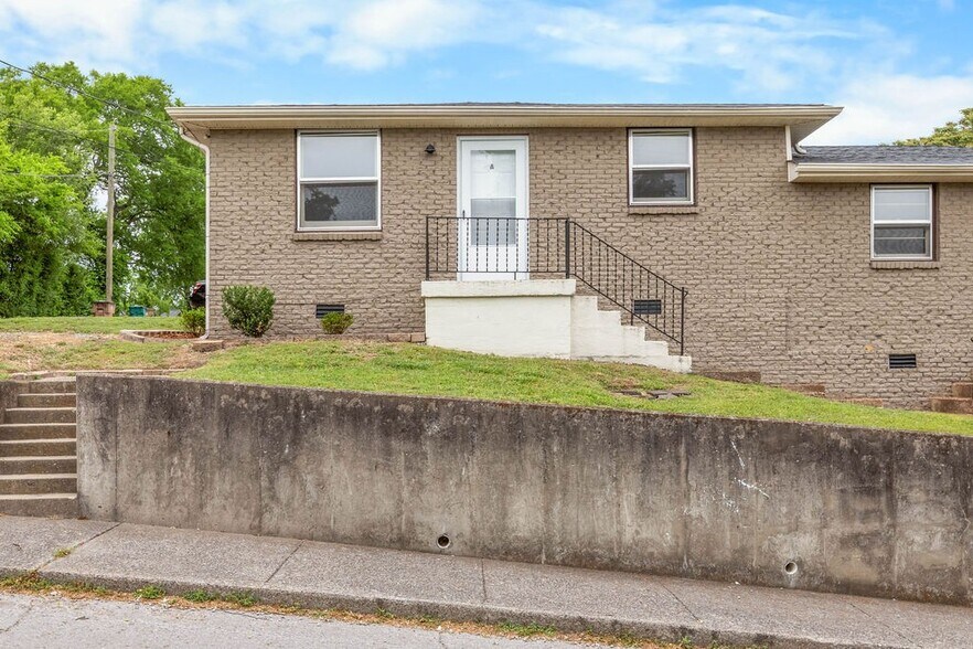 Building Photo - 895 W Sharpe Ave