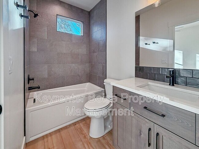 Building Photo - 622 E Krall St