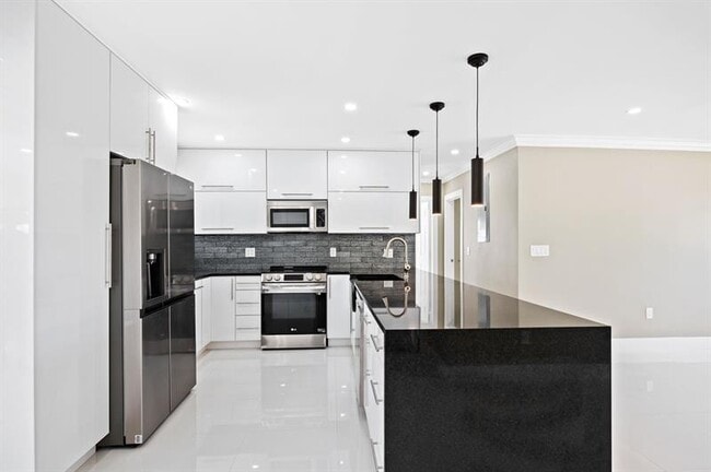 Building Photo - 121 Almar Dr