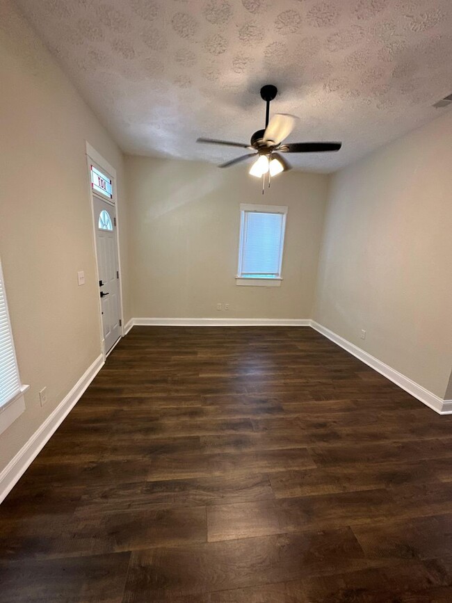 Building Photo - Fully Renovated 4/1-Single Family  Availab...