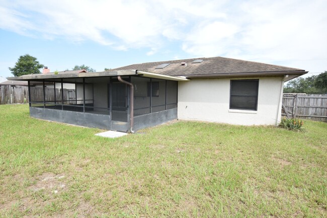 Building Photo - 3 bedroom 2 bath 2 car garage in Deltona