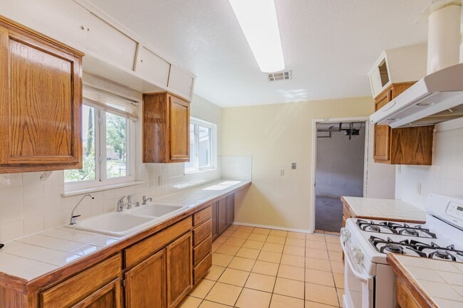 Building Photo - 3 Bedroom 2 Bath Home