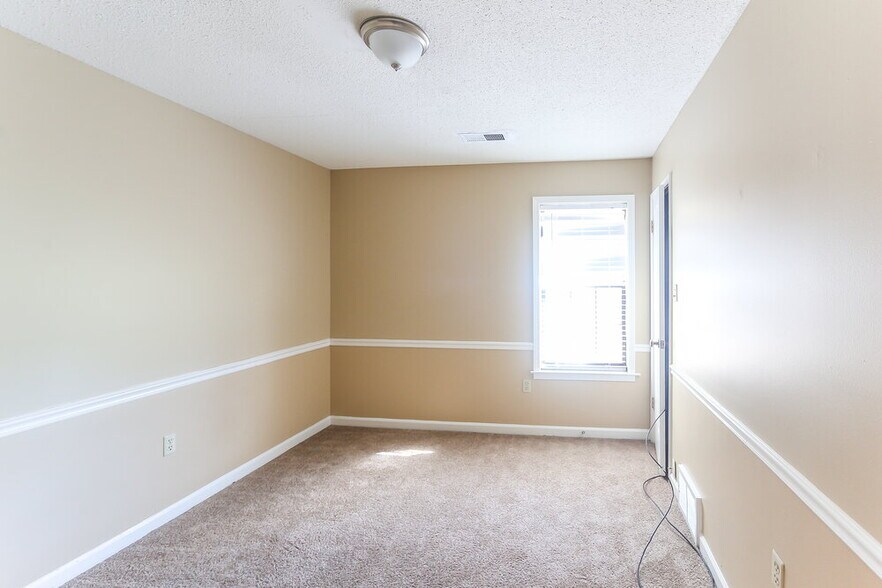 Building Photo - 6770 Lake Point Cir