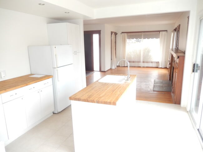 Building Photo - Centrally Located 2 Bed, 2 Bath House in N...