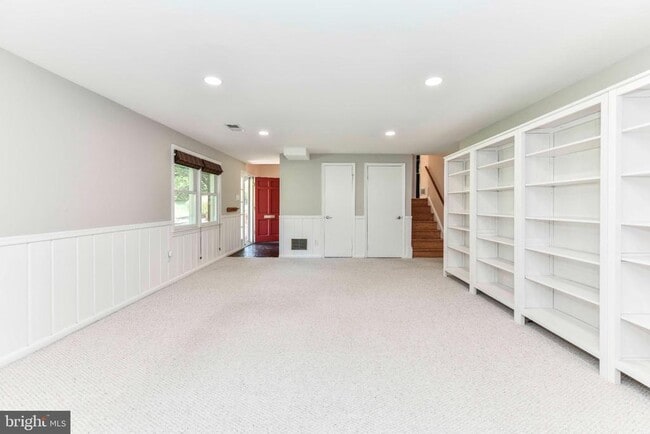 Building Photo - 9205 Hamilton Dr