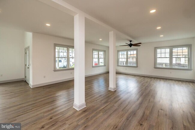 Building Photo - 411 James St