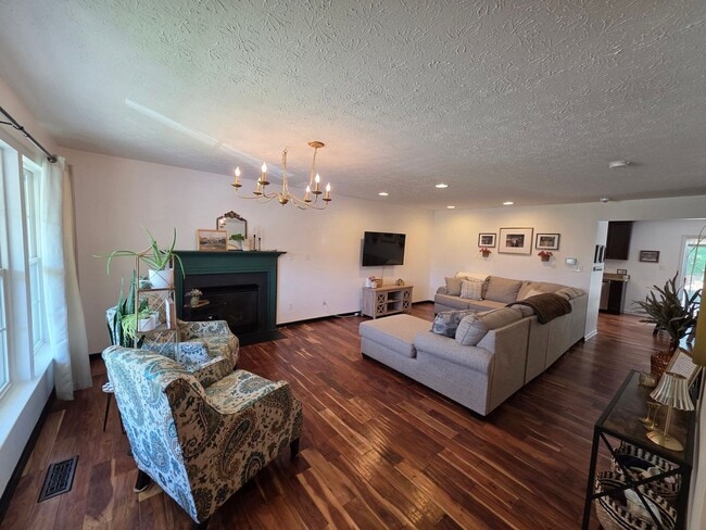 Building Photo - Spacious Single Family Home in Edgewood