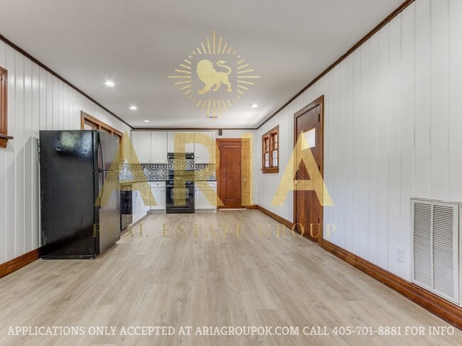 Building Photo - *COMING SOON!* UPDATED 3 BED/2 BATH DUPLEX...