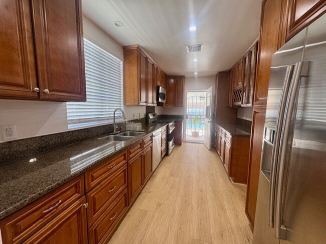 Building Photo - Charming 4 Bedroom in Woodland Hills
