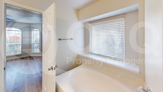 Building Photo - 804 Squire Ct