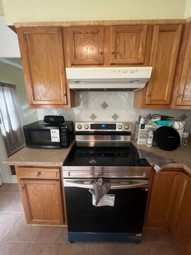 Building Photo - Spacious 5 Bedroom, 2 Bath Home