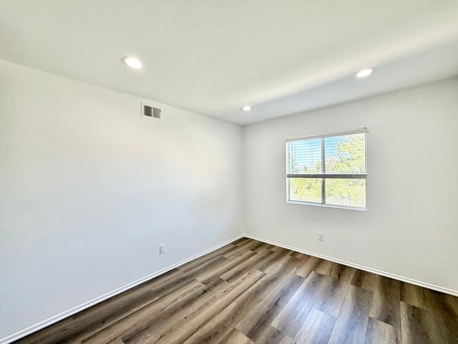 Building Photo - Stunning 4 Bedroom Home in California Tradewinds