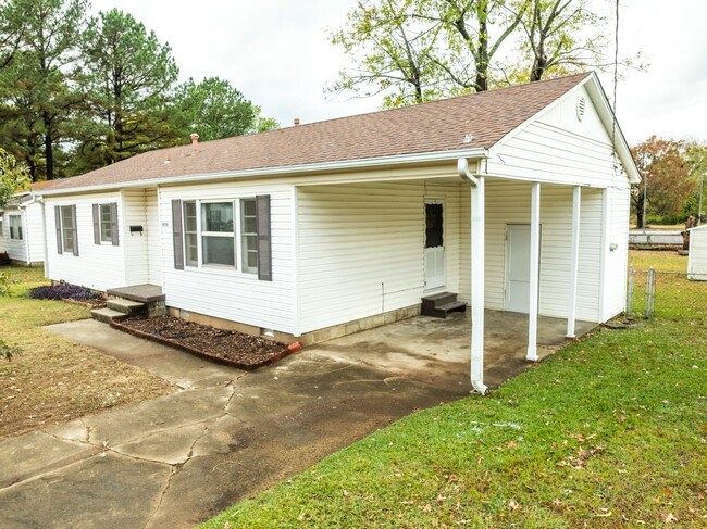 Building Photo - Freshly Updated 3 Bedroom House