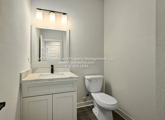 Building Photo - Oak Ridge Falls – Exterior Unit with 2-Car Garage! July Specials Available Now!