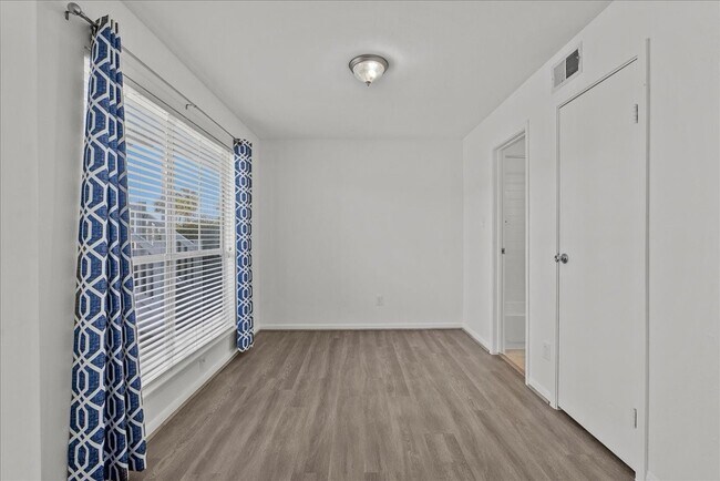 Building Photo - 3506 Cove View Blvd
