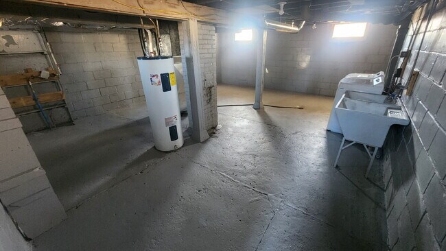 Building Photo - 2 Bedroom, 1 Bathroom Single Family Home - Available April 1st!