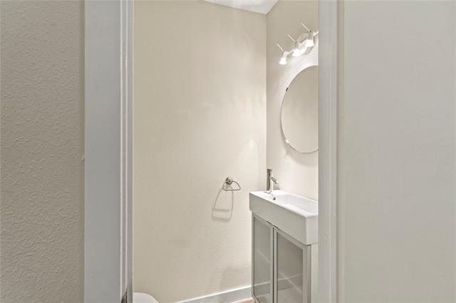 Building Photo - 6706 Kingsbury Dr