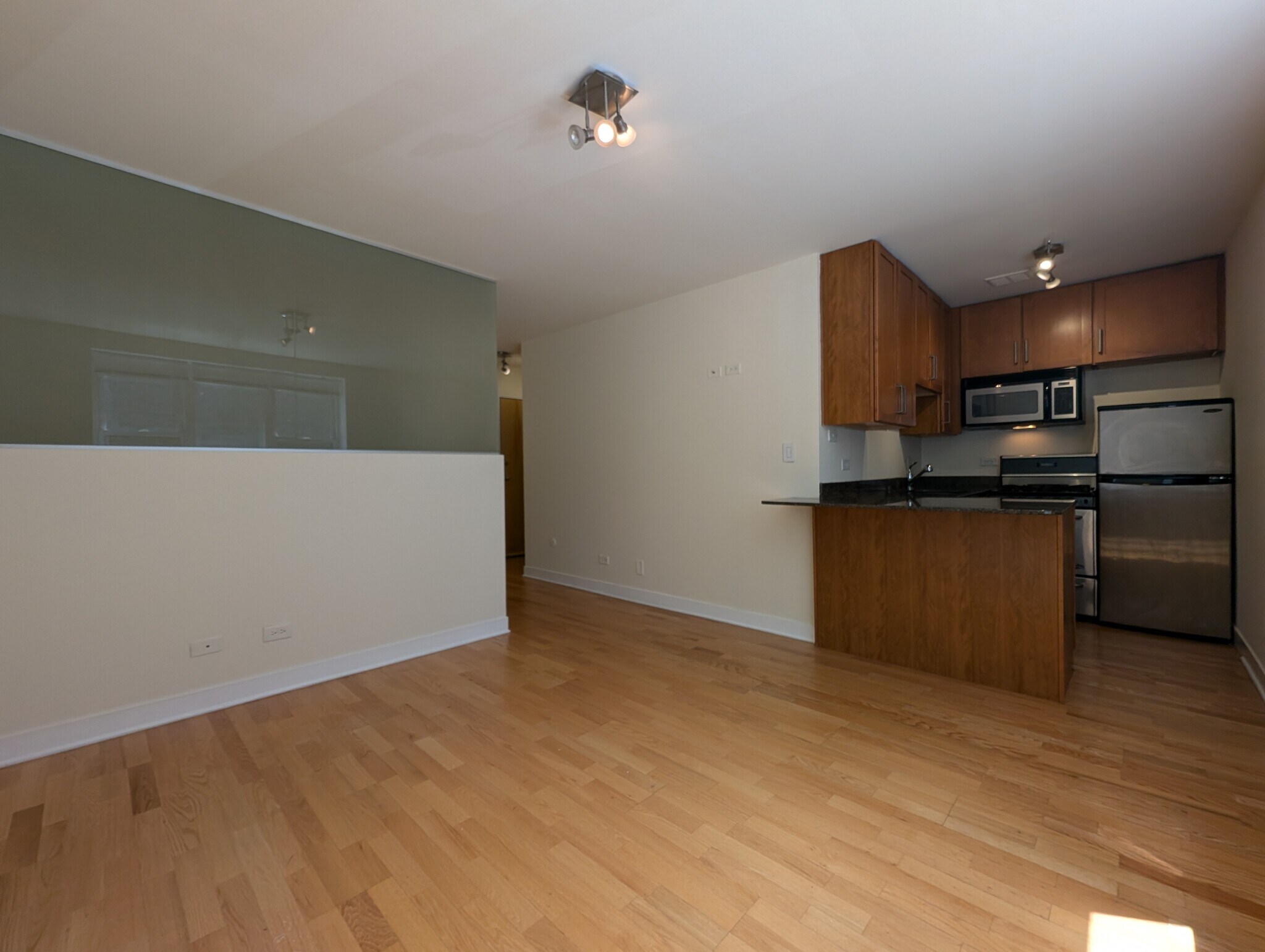 Building Photo - 630 W Wrightwood Ave