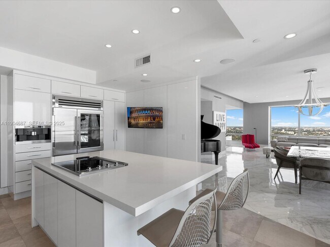 Building Photo - 1425 Brickell Ave