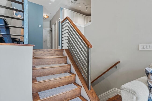 Building Photo - 292 Roslyn Ct