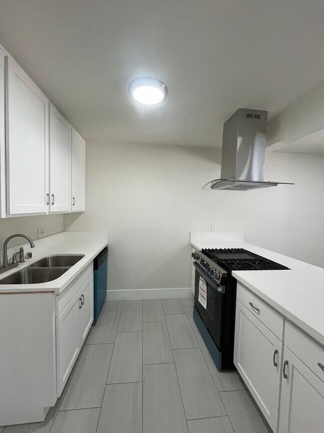 Building Photo - Downstairs unit available at The Arbors! M...