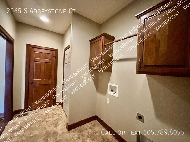 Building Photo - Gorgeous Executive 5 Bedroom 3 Bathroom Ho...