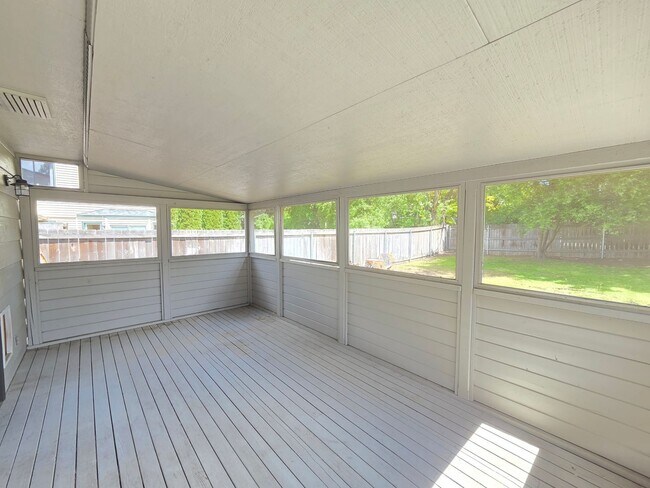 Building Photo - $3,050 - 4 Bed / 2.5 Bath Beautiful Home in Upper South Hill