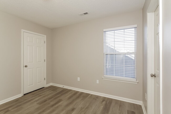 Building Photo - 707 Almora Dr